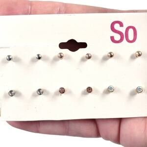 5/15 NWT SO 6 pair of stud earrings